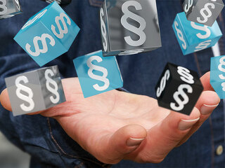 Hand-Paragraf-Wuerfel-191741817-FO-sdecoret