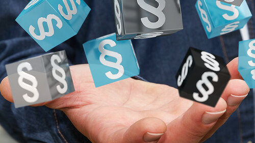 Hand-Paragraf-Wuerfel-191741817-FO-sdecoret