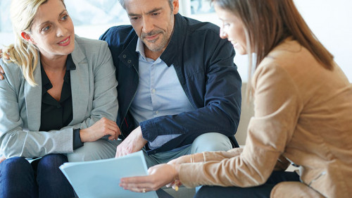 Frau-Paar-Beratung-137325541-FO-goodluz