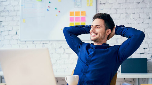 Anzugtraeger-entspannt-Laptop-160779966-FO-baranq