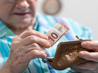 Seniorin-Geldboerse-Geldschein-145700909-FO-thodonal