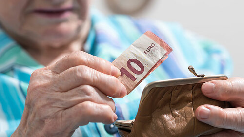 Seniorin-Geldboerse-Geldschein-145700909-FO-thodonal
