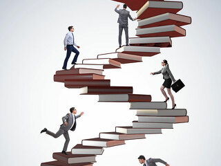 Anzugtraeger-Buecher-Treppe-196806455-FO-Elnur