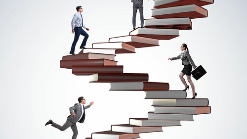 Anzugtraeger-Buecher-Treppe-196806455-FO-Elnur