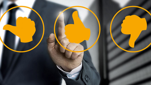 Anzugtraeger-Daumen-hoch-runter-mittel-140086994-FO-wsf-f