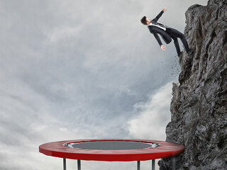 Anzugtraeger-Klippe-Trampulin-144673950-FO-alphaspirit