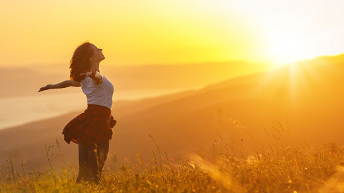 Frau-Sonnenlicht-192900537-FO-JenkoAtaman