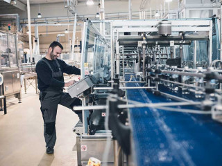 Arbeiter-laecheln-Fabrik-118968274-FO-Dusko