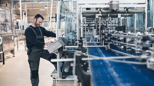 Arbeiter-laecheln-Fabrik-118968274-FO-Dusko