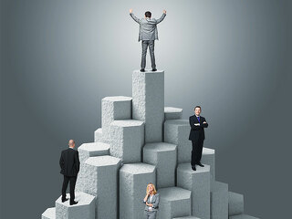 Anzugtraeger-verschieden-hoch-52362974-FO-tiero