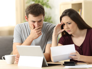 Paar-Brief-beunruhigt-167925672-FO-Antonioguillem