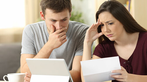 Paar-Brief-beunruhigt-167925672-FO-Antonioguillem