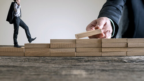 Anzugtraeger-baut-Treppe-fuer-kleinen-Anzugtraeger-142465291-FO-Gajus