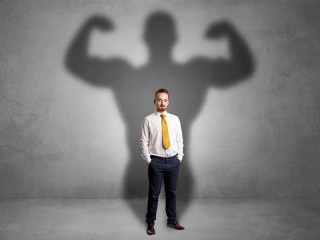 Anzugtraeger-starker-Schatten-168378471-FO-ra2-studio