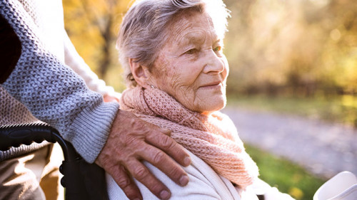 Senioren-Paar-Frau-in-Rollstuhl-Halfpoint-196990684-FO-Halfpoint