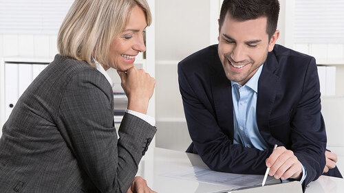 Anzugtraeger-Anzugtraegerin-Tablet-72421664-FO-Jeanette-Dietl