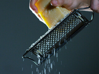 Hand-Kaese-Reibe-145565510-FO-HQUALITY