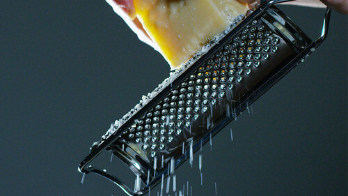 Hand-Kaese-Reibe-145565510-FO-HQUALITY