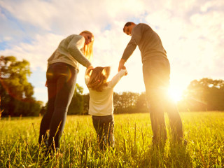 Mutter-Vater-Tochter-111378967-FO-Studio-Romantic