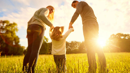 Mutter-Vater-Tochter-111378967-FO-Studio-Romantic