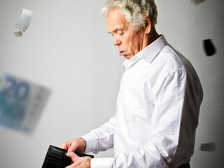 Mann-Geldbeutel-fliegende-Geldscheine-199154659-FO-Marijus