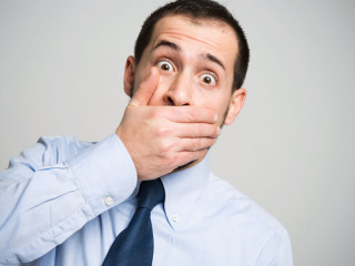 Erstaunter-Anzugtraeger-132809947-FO-Minerva-Studio