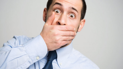 Erstaunter-Anzugtraeger-132809947-FO-Minerva-Studio