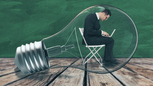 Anzugtraeger-in-Gluehbirne-197922991-FO-peshkov