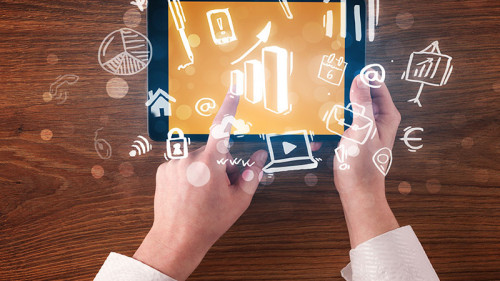 Haende-Tablet-199785445-FO-ra2-studio