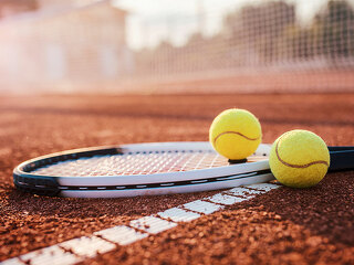 Tennisbaelle-Schlaeger-Court-166257070-FO-bobex73