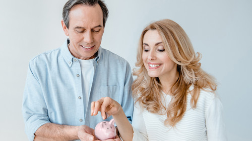 Paar-Sparschwein-142451140-FO-LIGHTFIELD-STUDIOS