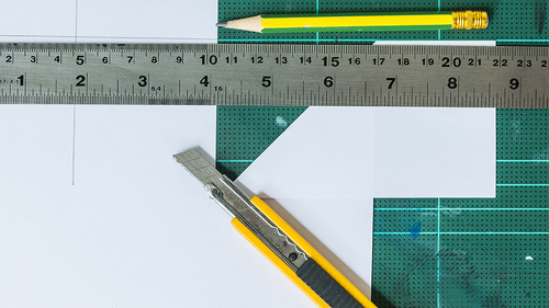 Papier-Cutter-Lineal-Bleistift-92603545-FO-kenkuza