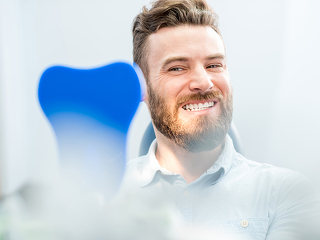 Mann-Spiegel-Zaehne-141987345-FO-rh2010