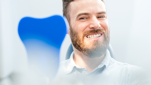 Mann-Spiegel-Zaehne-141987345-FO-rh2010