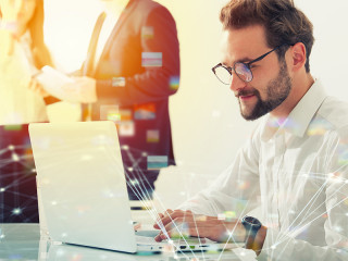 Anzugtraeger-Laptop-199760889-FO-alphaspirit