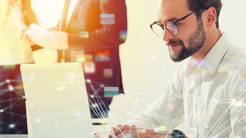 Anzugtraeger-Laptop-199760889-FO-alphaspirit