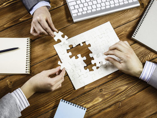 Drei-Haende-Puzzle-197305611-FO-Sergey-Nivens