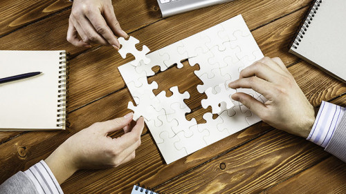 Drei-Haende-Puzzle-197305611-FO-Sergey-Nivens