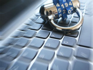 Schloss-auf-Tastatur-181380963-FO-darren415