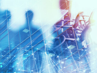 Anzugtraeger-Gebaeudefront-Netzwerk-193862049-FO-alphaspirit