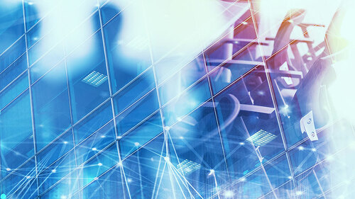 Anzugtraeger-Gebaeudefront-Netzwerk-193862049-FO-alphaspirit