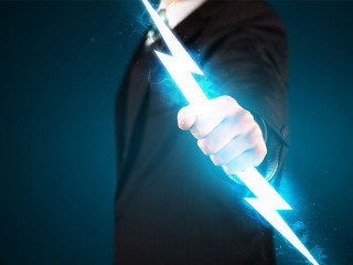 Anzugtraeger-haelt-Blitz-in-Hand-81001232-FO-ra2-studio