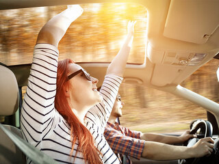 Paar-in-Cabrio-172146841-FO-magdal3na