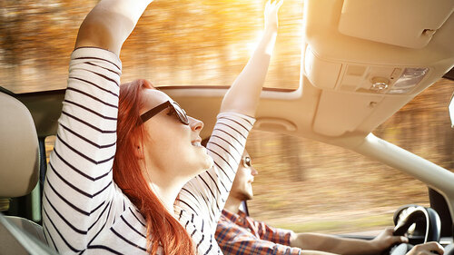 Paar-in-Cabrio-172146841-FO-magdal3na