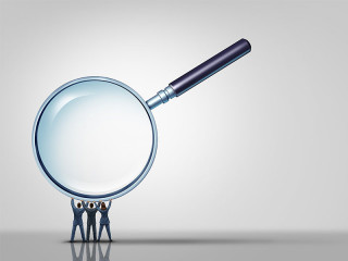 Anzugtraeger-tragen-riesige-Lupe-181805583-FO-freshidea