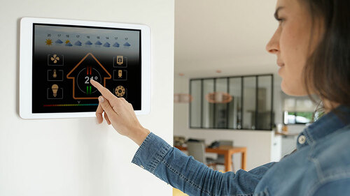 Frau-Smarthome-183590346-FO-goodluz