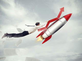 Anzugtraeger-Rakete-Papier-Pfeil-140406516-FO-alphaspirit