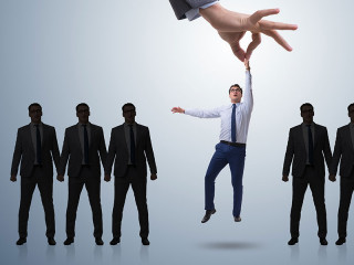 Hand-waehlt-Anzugtraeger-aus-171109407-FO-Elnur