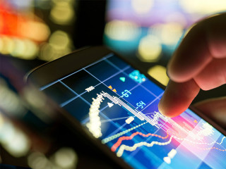 Hand-Bildschirm-Aktienkurs-83882602-FO-James-Thew