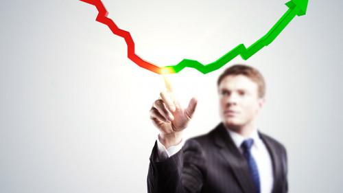 Anzugtraeger-negativer-zu-positiver-Pfeil-179309340-FO-peshkova